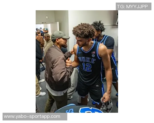 库里父子亲访杜克男篮更衣室斯蒂芬与新星卡梅隆布泽尔同框合影
