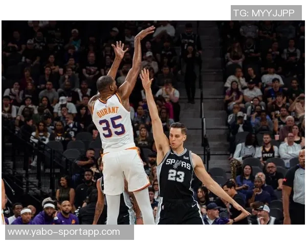 布克半场表现出色11投5中斩获15分三分球命中率高达50